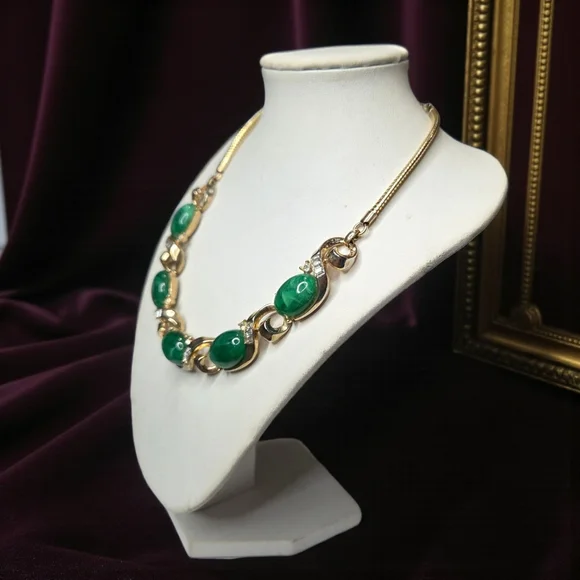 TRIFARI Vintage Emerald Glass Cabochon Crystal Gold Necklace - Picture 3 of 5